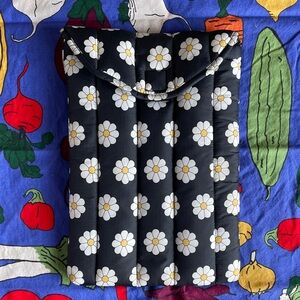 Baggu SMALL laptop sleeve in black and white daisy for 13/14”